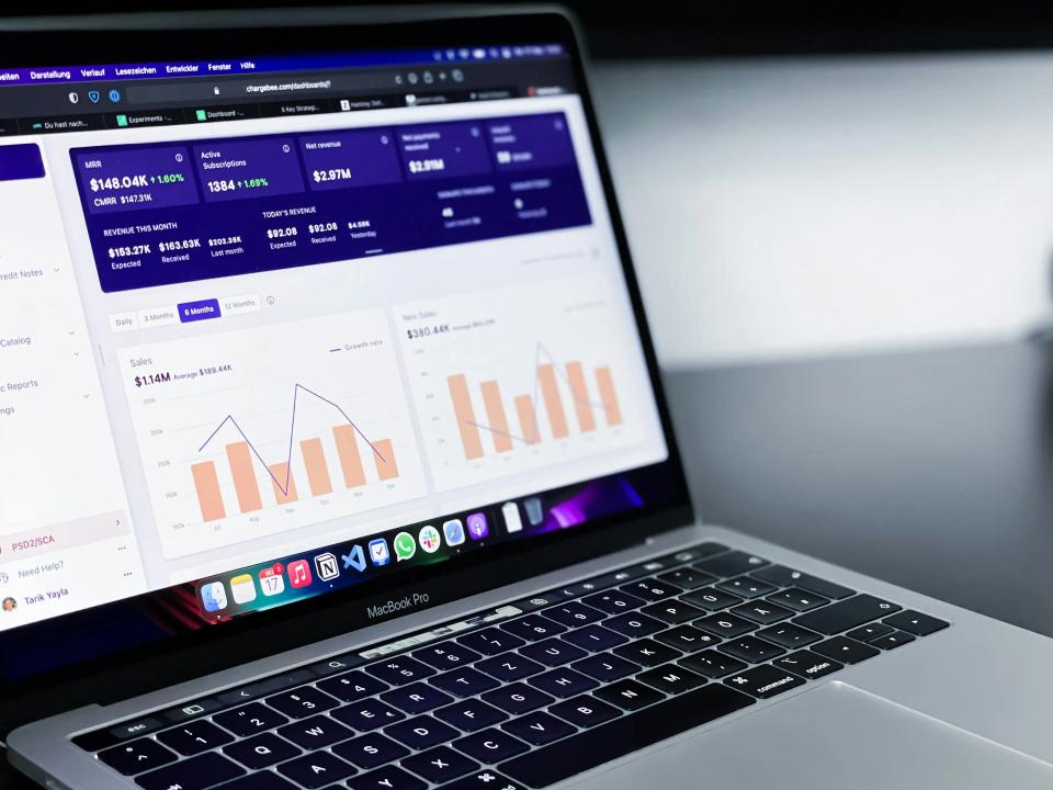 Computador portátil exibindo gráficos de dados financeiros
