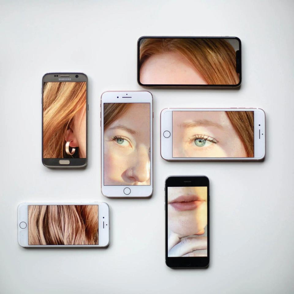 Rosto de mulher em diversos smartphones