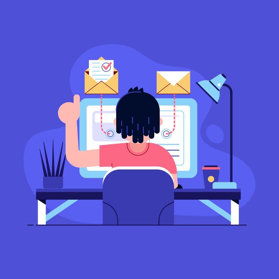 Pessoa verificando e-mails na mesa